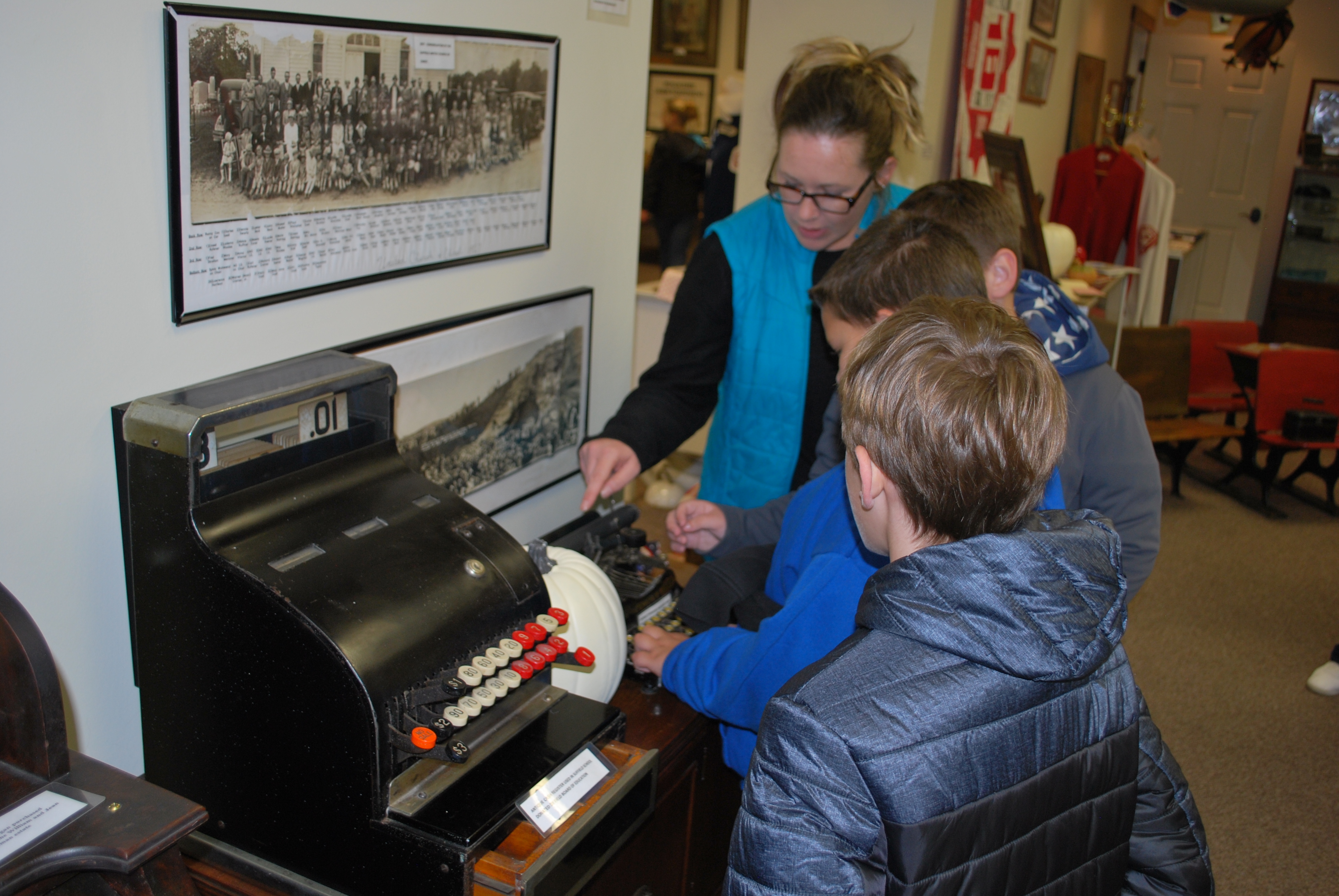Suffield 3rd Graders at STHS museum 10 17 2019 4